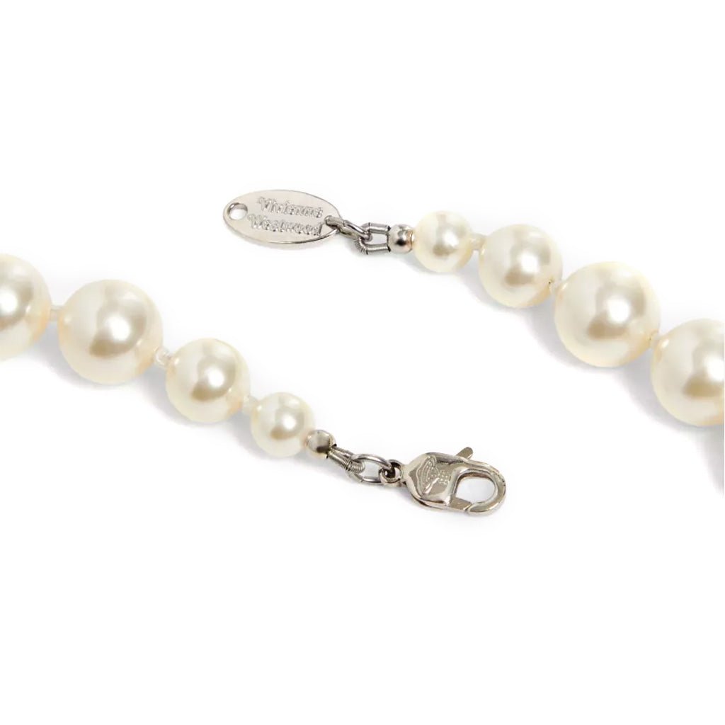 Vivienne Westwood One Row Pearl Bas ReliefJewelleryVivienne WestwoodDPUS Designer Outlet8050889140238Platinum/Cream/CrystalW1Vivienne Westwood One Row Pearl Bas Relief