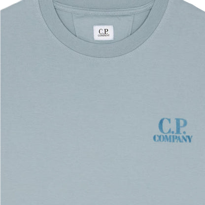 [C.P. Company] 30/1 Jersey Comfort Logo T-ShirtT-ShirtsC.P. CompanyDPUS Designer OutletSilver blueS[C.P. Company] 30/1 Jersey Comfort Logo T-Shirt