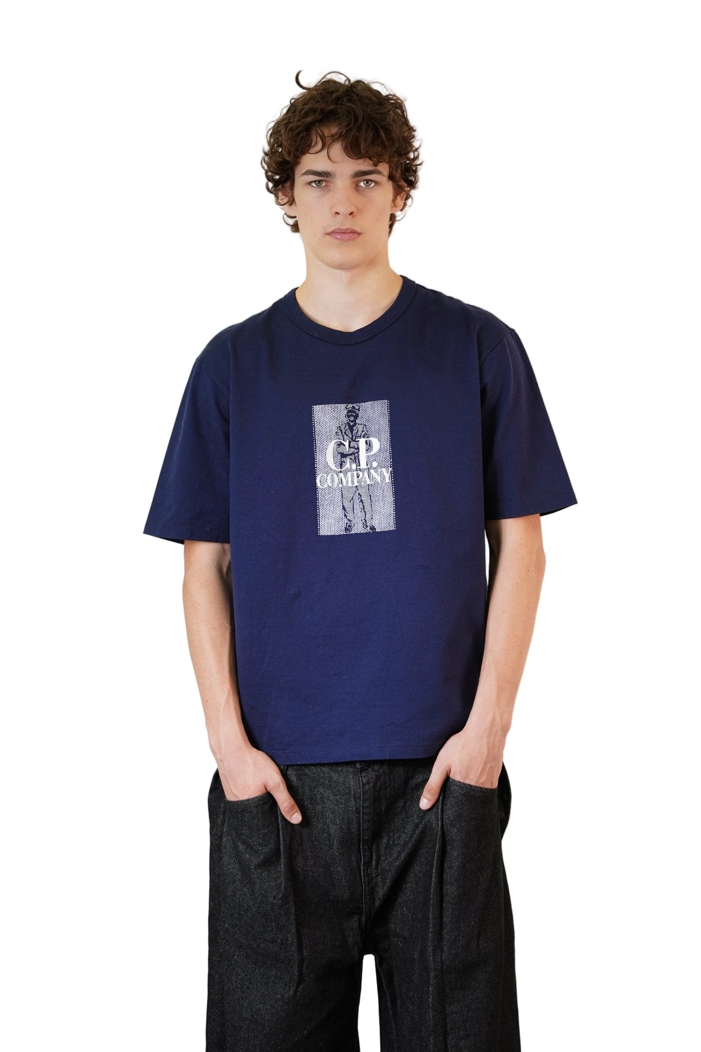 [C.P. Company] 30/2 Jersey Twisted Chest Logo T-ShirtT-ShirtC.P. CompanyDPUS Designer Outlet21CMTS158A-110580W-880-S7622792975835PeacoatS[C.P. Company] 30/2 Jersey Twisted Chest Logo T-Shirt