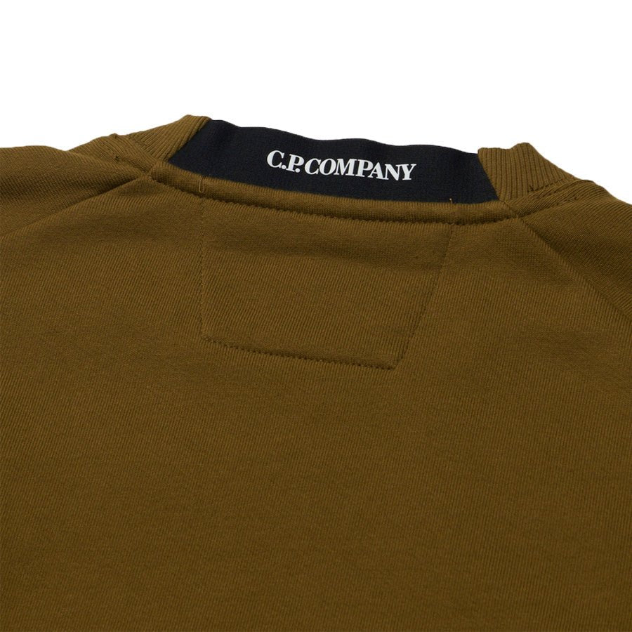 C.P. Company Diagonal Raised Fleece Crew Neck Lens Sweatshirt in Toffee - BeigeSweatshirtsC.P. CompanyDPUS7620943900415SC.P. Company Diagonal Raised Fleece Crew Neck Lens Sweatshirt in Toffee - Beige