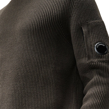 [C.P. Company] Full Rib Cotton Lens Crewneck KnitKnitwearC.P. CompanyDPUS Designer Outlet21CMKN101A-006608A-985-SRavenS[C.P. Company] Full Rib Cotton Lens Crewneck Knit