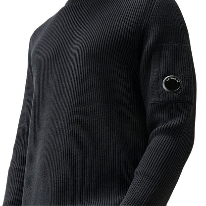 [C.P. Company] Full Rib Cotton Lens Crewneck KnitKnitwearC.P. CompanyDPUS Designer Outlet21CMKN101A-006608A-999-S7622792932791BlackS[C.P. Company] Full Rib Cotton Lens Crewneck Knit