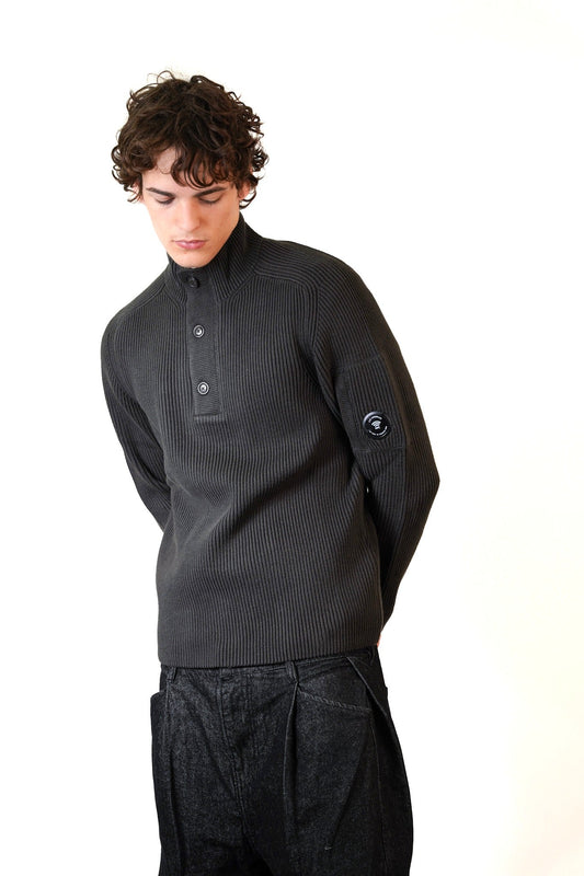 [C.P. Company] Full Rib Polo Collar KnitwearKnitwearC.P. CompanyDPUS Designer Outlet21CMKN102A-006608A-985-S7622792933149RavenS[C.P. Company] Full Rib Polo Collar Knitwear