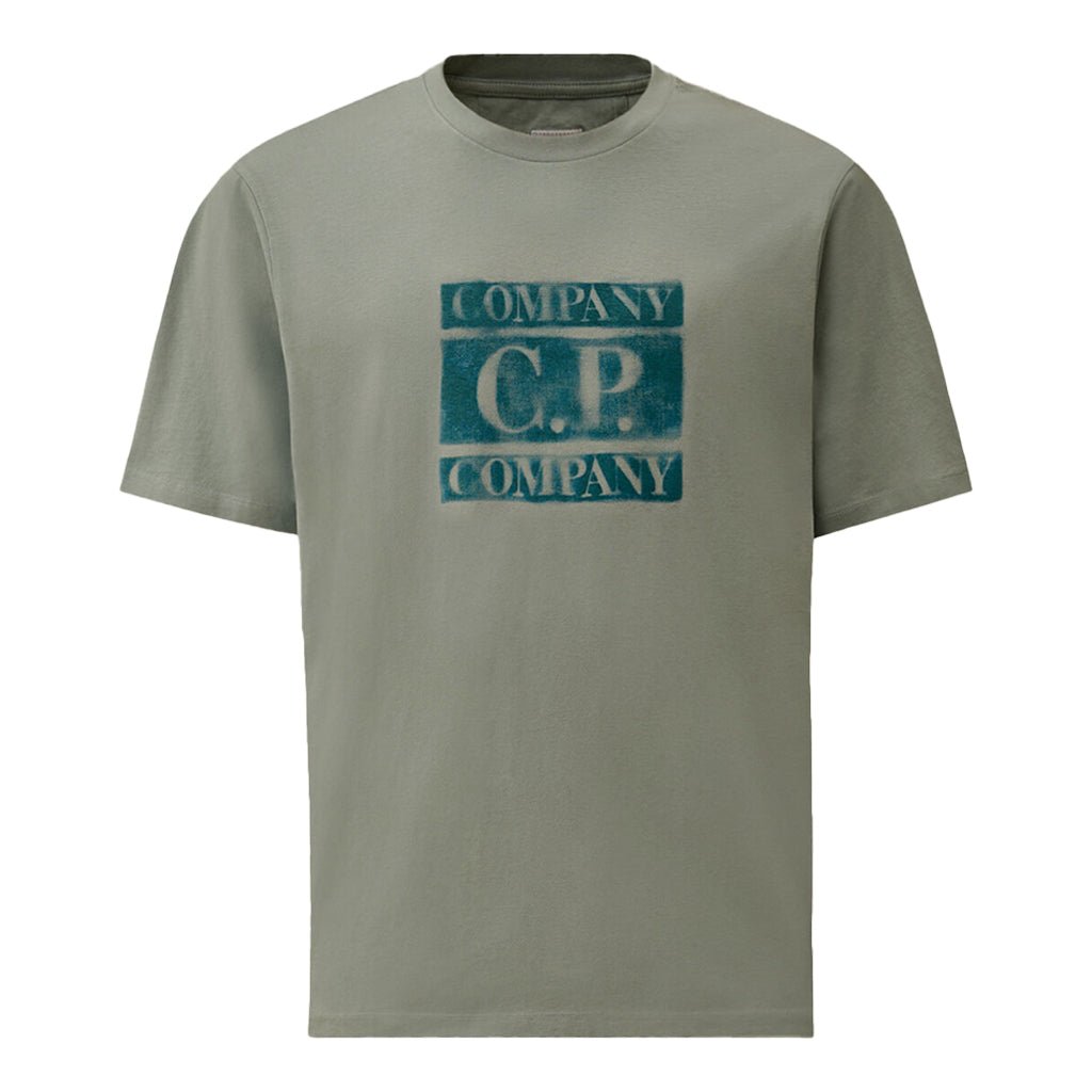 [C.P. Company] Jersey 30/1 PD Faded Logo T-ShirtT-ShirtC.P. CompanyDPUS Designer Outlet7622792772700Silver BlueS[C.P. Company] Jersey 30/1 PD Faded Logo T-Shirt
