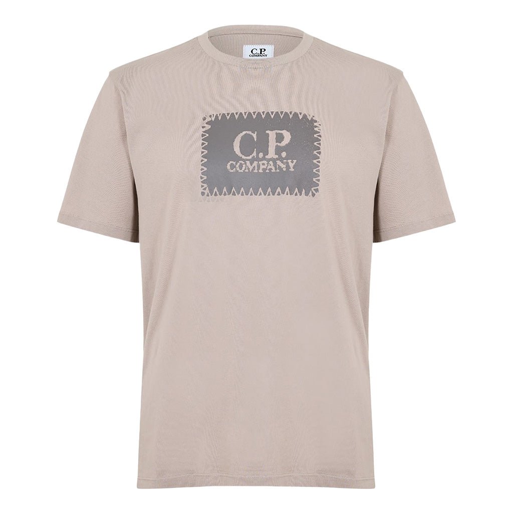 [C.P. Company] Jersey 30/1 Short Sleeve Logo Label T-ShirtT-ShirtsC.P. CompanyDPUS Designer Outlet7622792774179DoveS[C.P. Company] Jersey 30/1 Short Sleeve Logo Label T-Shirt