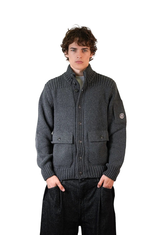[C.P. Company] Lambswool GRS Knitwear CardiganCoats & JacketsC.P. CompanyDPUS Designer Outlet21CMKN068A-110149A-978-S7622792926639Dark ShadowS[C.P. Company] Lambswool GRS Knitwear Cardigan