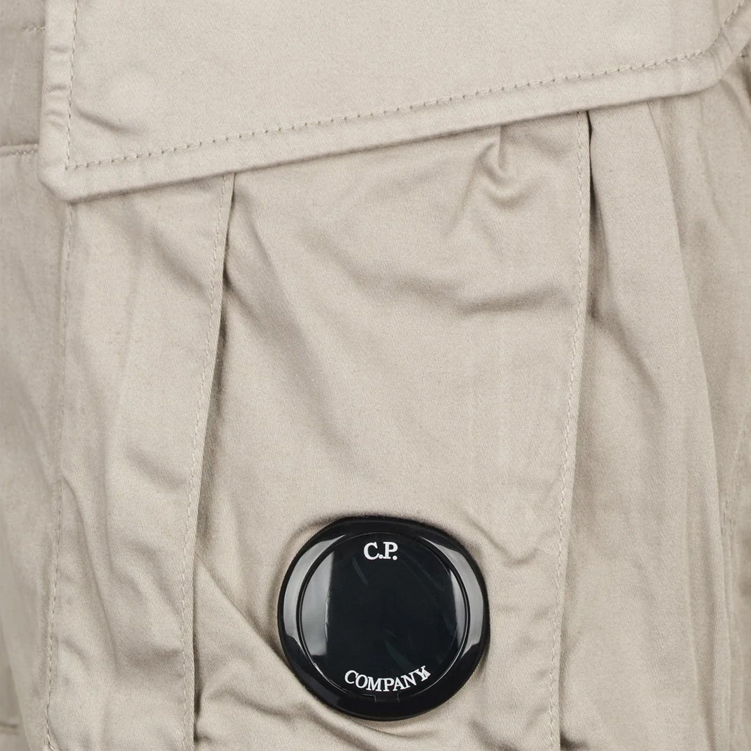 [C.P. Company] Stretch Sateen Cargo Lens ShortsT-ShirtC.P. CompanyDPUS Designer OutletDove44[C.P. Company] Stretch Sateen Cargo Lens Shorts