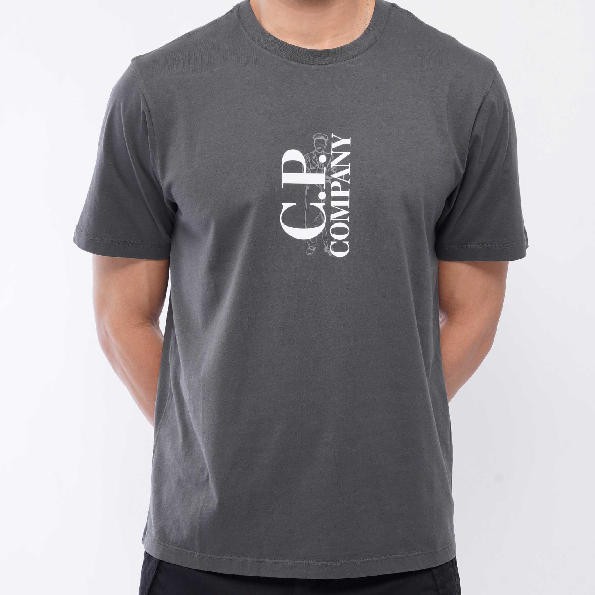 [C.P. Company] Vertical Logo T-Shirt in Dark ShadowT-ShirtsC.P. CompanyDPUS Designer Outlet7622792336872S[C.P. Company] Vertical Logo T-Shirt in Dark Shadow