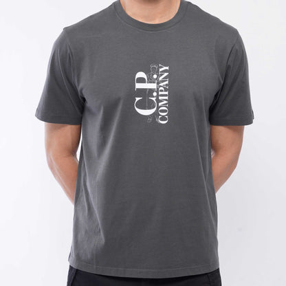 [C.P. Company] Vertical Logo T-Shirt in Dark ShadowT-ShirtsC.P. CompanyDPUS Designer Outlet7622792336872S[C.P. Company] Vertical Logo T-Shirt in Dark Shadow