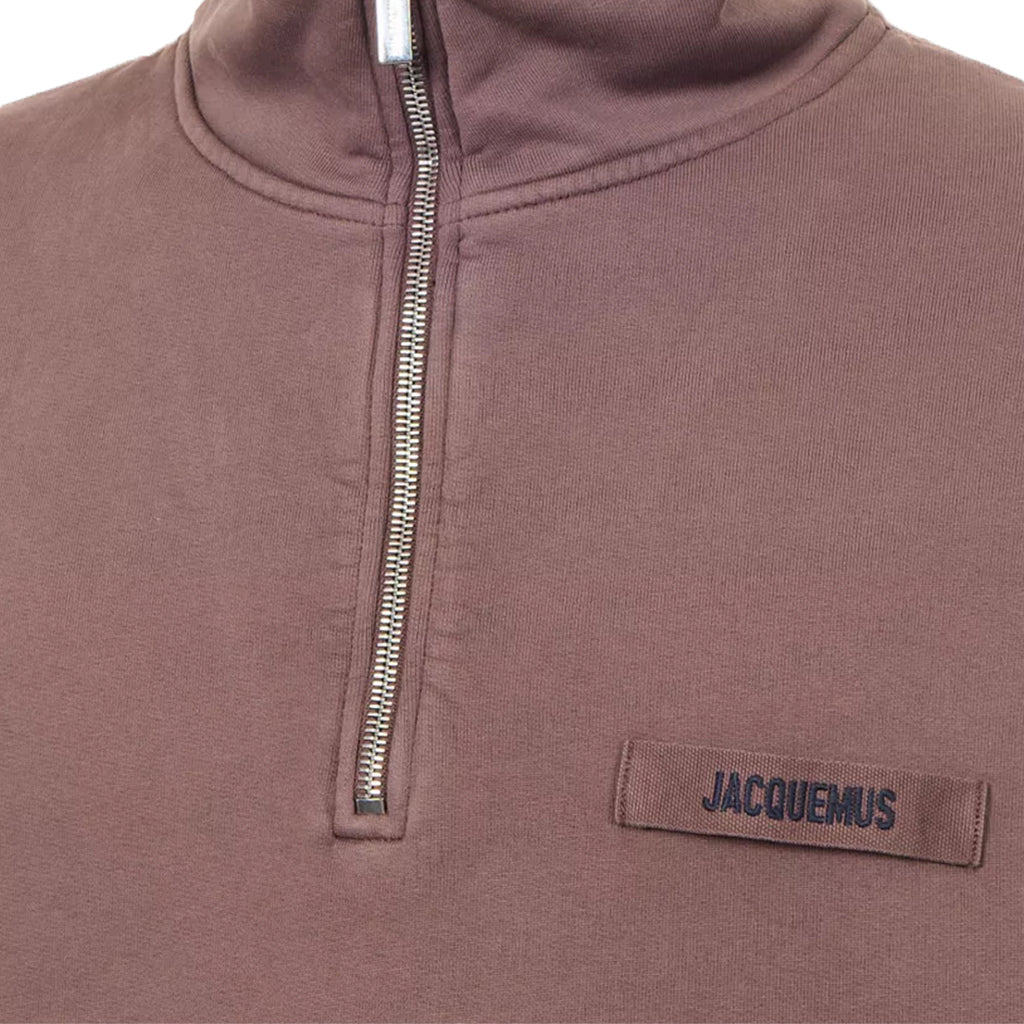 [Jacquemus] The Gros Grain Zipped Roll-Neck SweatshirtSweatshirtsJacquemusDPUS Designer OutletSSM00313AJ00174-850-SBrownS[Jacquemus] The Gros Grain Zipped Roll-Neck Sweatshirt