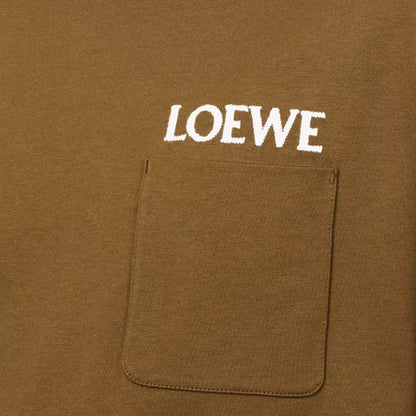 [Loewe] Cotton Pocket Logo Relaxed Fit T-ShirtT-ShirtsLoeweDPUS Designer Outlet0011401999Khaki GreenS[Loewe] Cotton Pocket Logo Relaxed Fit T-Shirt