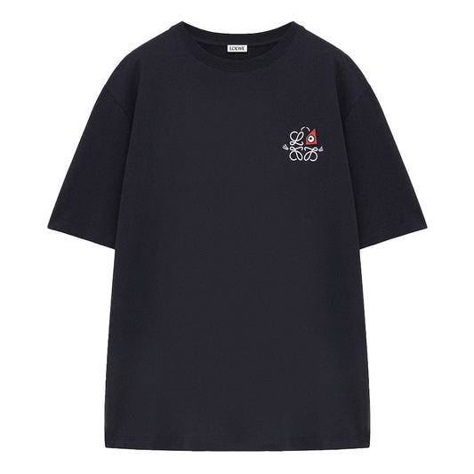 [Loewe] X Louis Wain Embroidered Logo Loose Fit T-ShirtT-ShirtsLoeweDPUS Designer Outlet0011399108NavyXS[Loewe] X Louis Wain Embroidered Logo Loose Fit T-Shirt