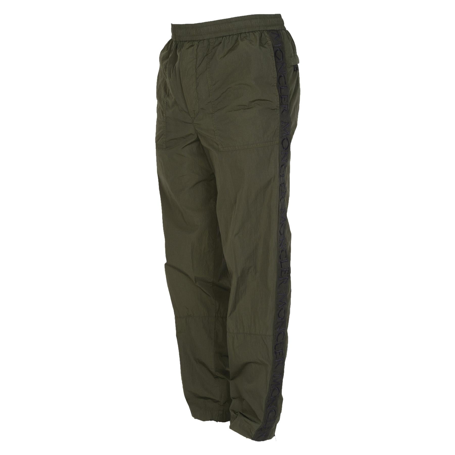 Moncler Men's Nylon Side Logo Trousers in Dark GreenMonclerDPUS Designer Outlet20300121211805664752352748Moncler Men's Nylon Side Logo Trousers in Dark Green