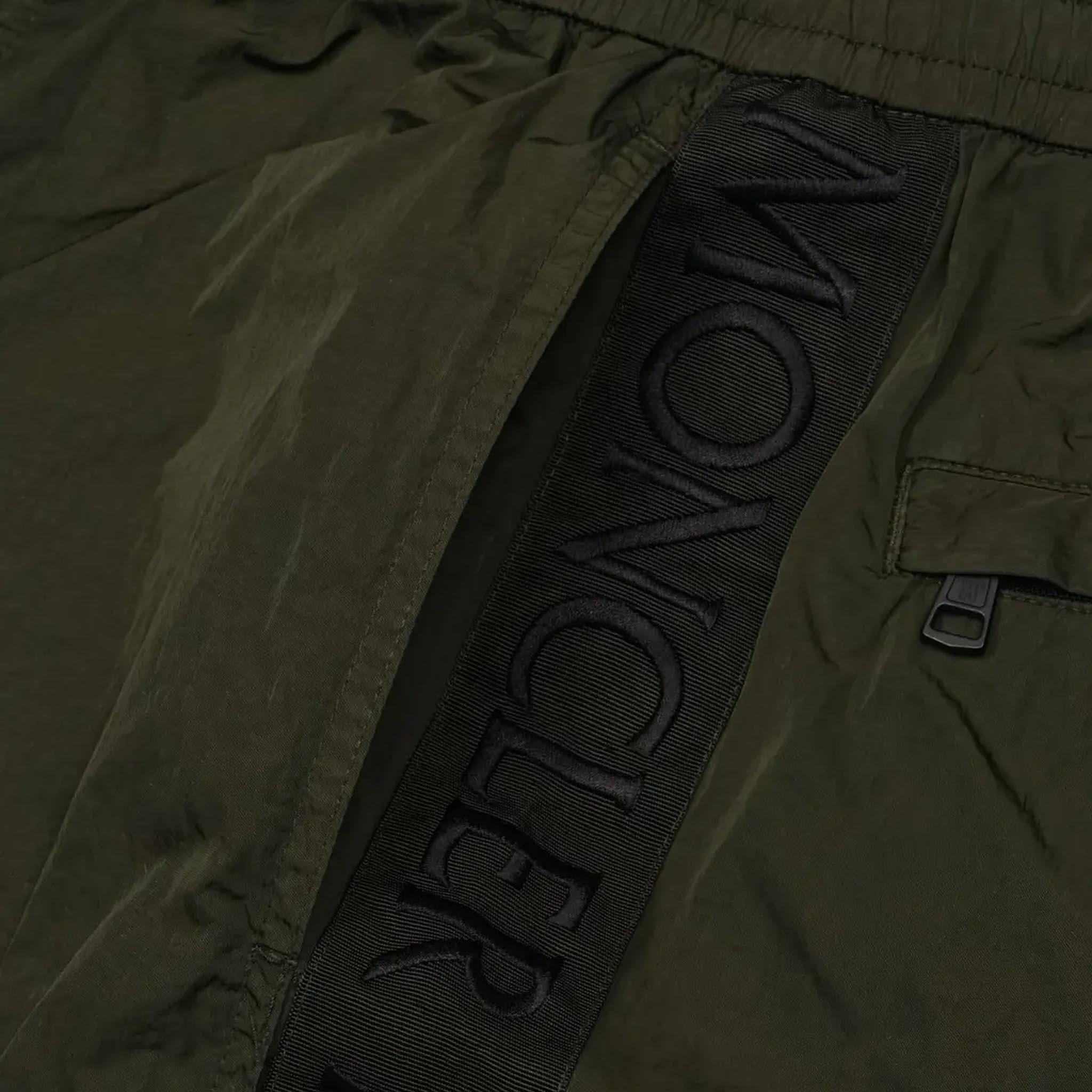 Moncler Men's Nylon Side Logo Trousers in Dark GreenMonclerDPUS Designer Outlet20300121211805664752352748Moncler Men's Nylon Side Logo Trousers in Dark Green