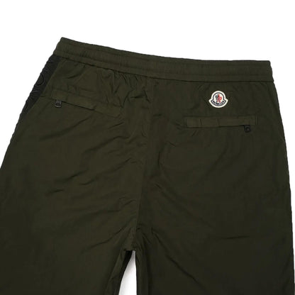 Moncler Men's Nylon Side Logo Trousers in Dark GreenMonclerDPUS Designer Outlet20300121211805664752352748Moncler Men's Nylon Side Logo Trousers in Dark Green