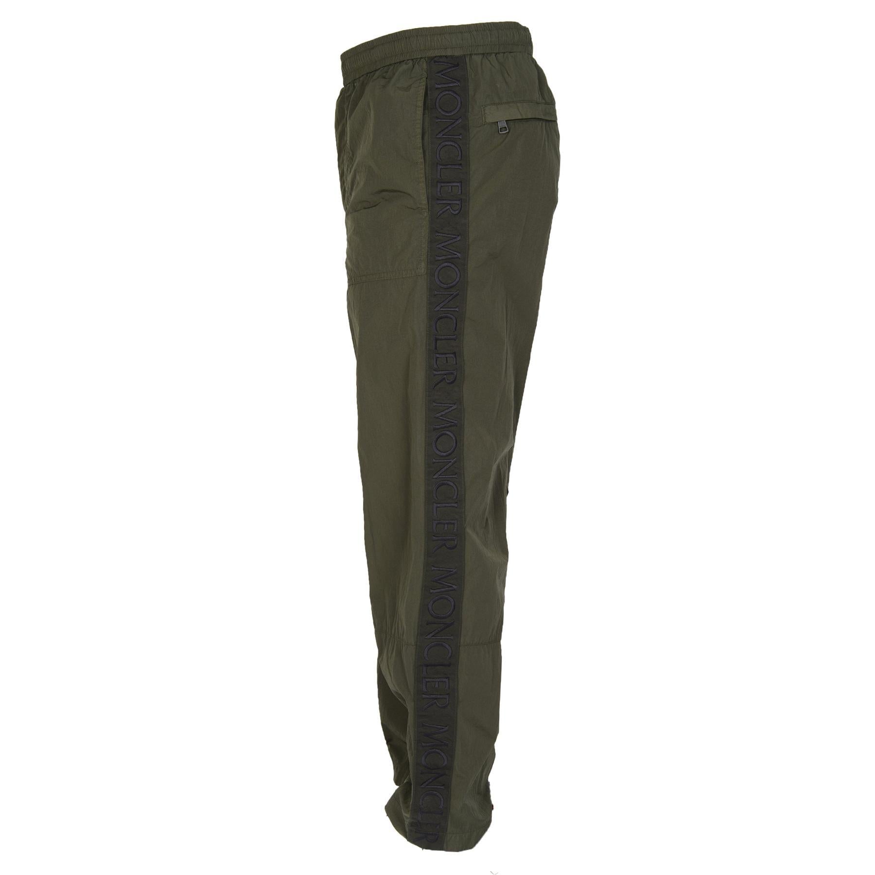 Moncler Men's Nylon Side Logo Trousers in Dark GreenMonclerDPUS Designer Outlet20300121211805664752352748Moncler Men's Nylon Side Logo Trousers in Dark Green