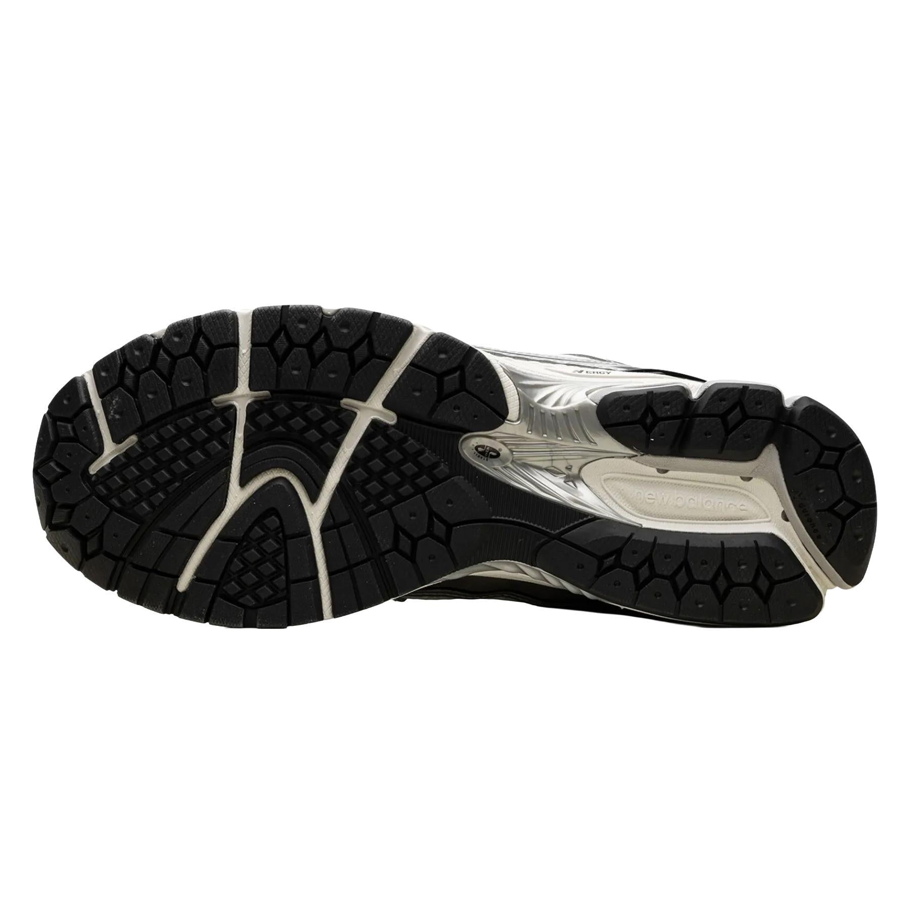 New Balance M1906 in Metalic SilverNew BaanceDPUS Designer Outlet19737685149441.5New Balance M1906 in Metalic Silver