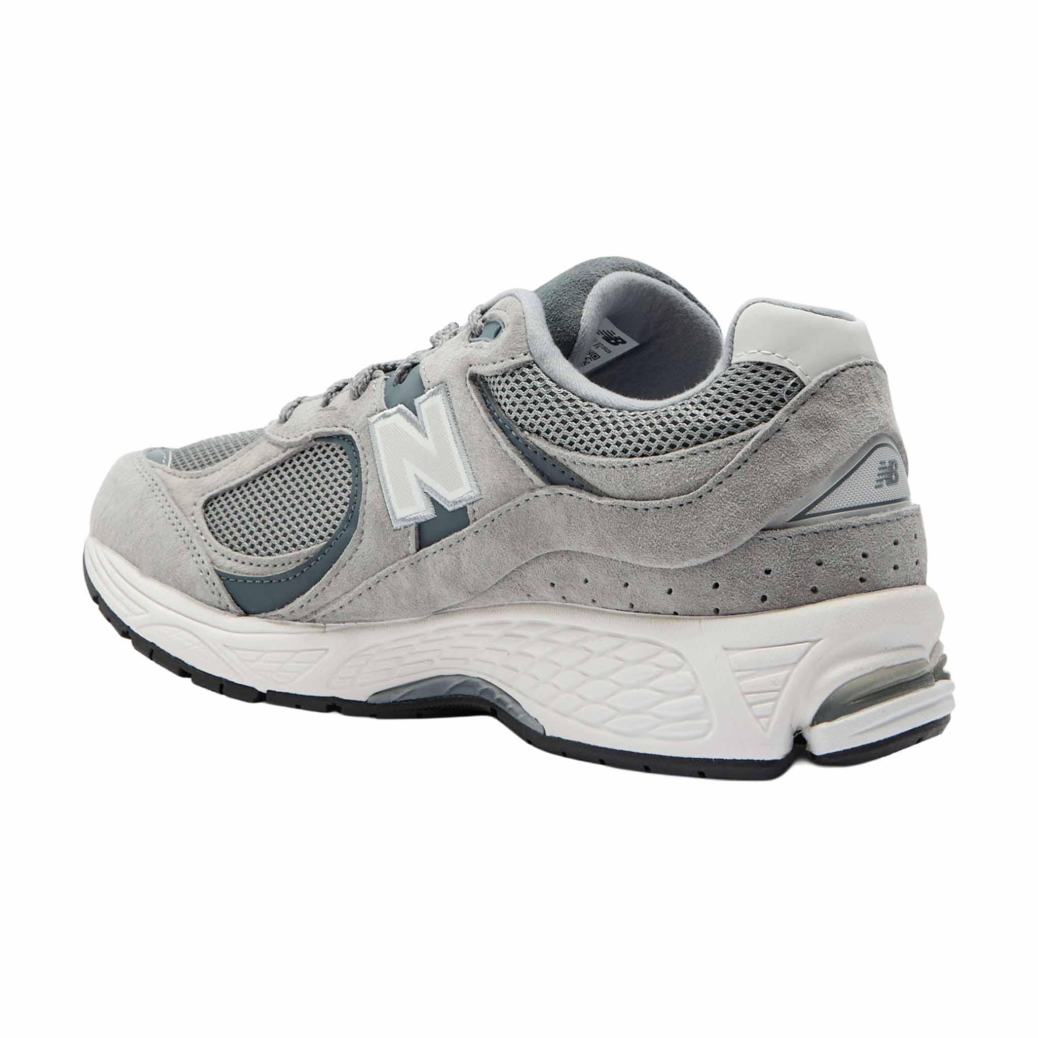 New Balance M2002 in GreyNew BaanceDPUS Designer Outlet19643215246940New Balance M2002 in Grey