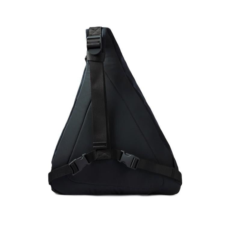 Stone Island Aluminium Tela Sling Bag in BlackBagsStone IslandDPUS Designer Outlet8050592882623Stone Island Aluminium Tela Sling Bag in Black