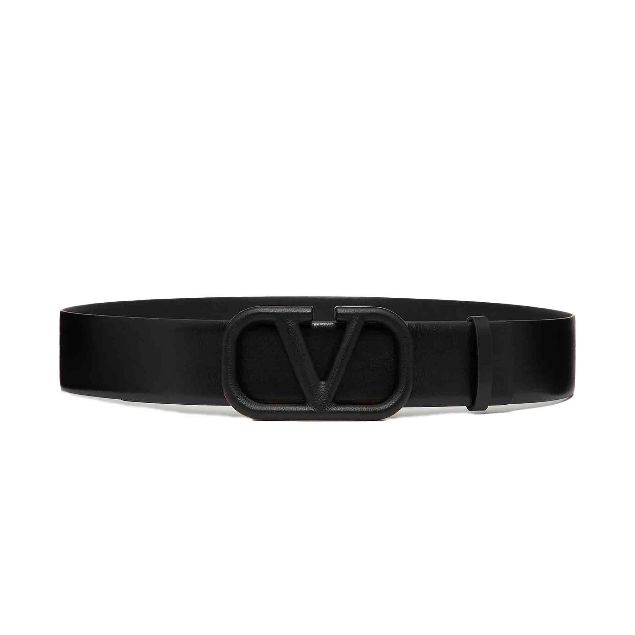 This stylish Valentino Garavani V Logo Signature belt is made of high-quality calfskin leather and features ruthenium-finish hardware. It has a lacquered V Logo Signature buckle and comes in sizes 100/105. The belt is 40 mm wide and is made in Italy A fashionable and practical accessory for any outfit.