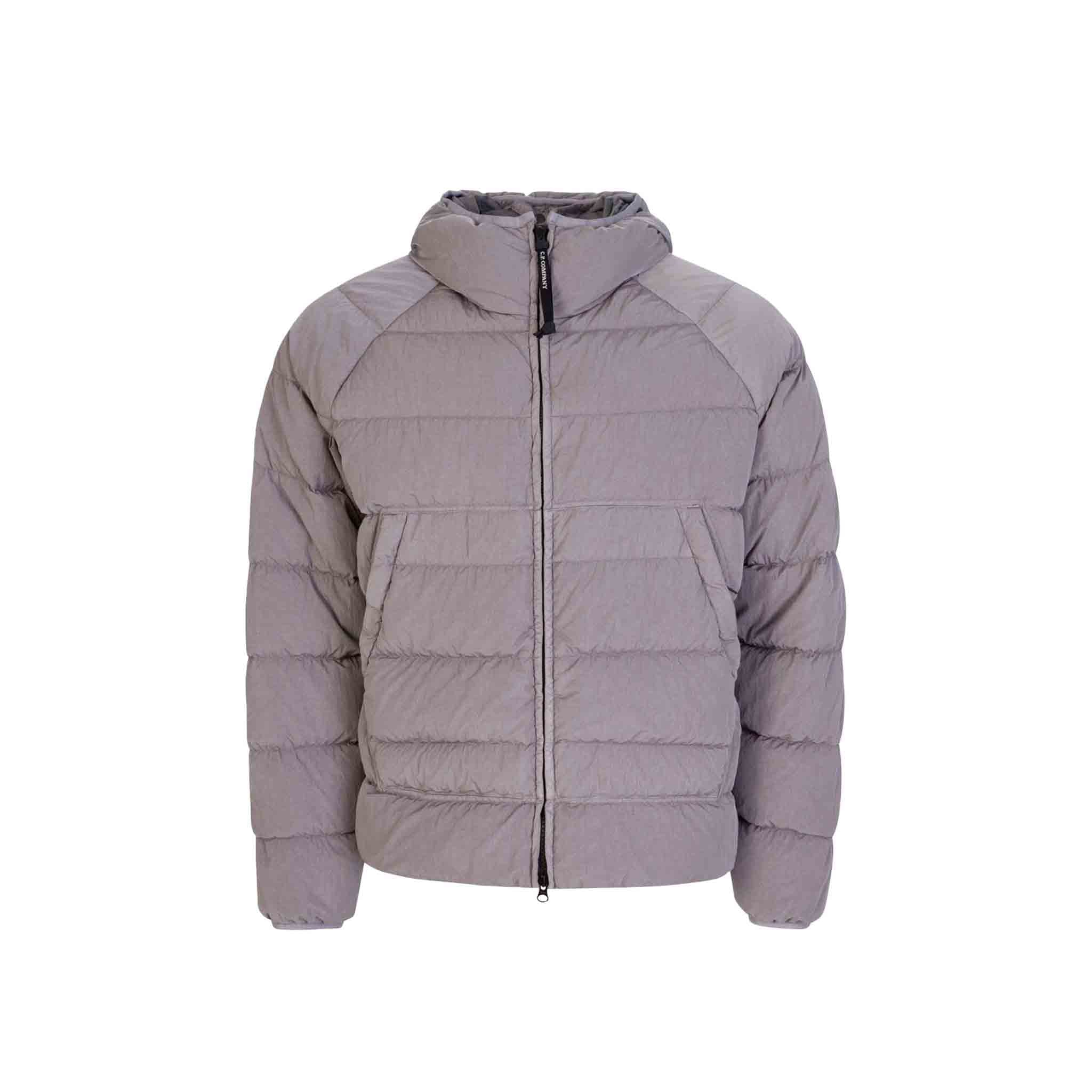 A medium down jacket featuring a padded body, Goggle hood, full zip fastening and secure front pockets. Chrome is C.P. Company’s foundation woven multifilament nylon. This new version uses Econyl regenerated nylon yarns, created through the up-cycling of fishing nets.
