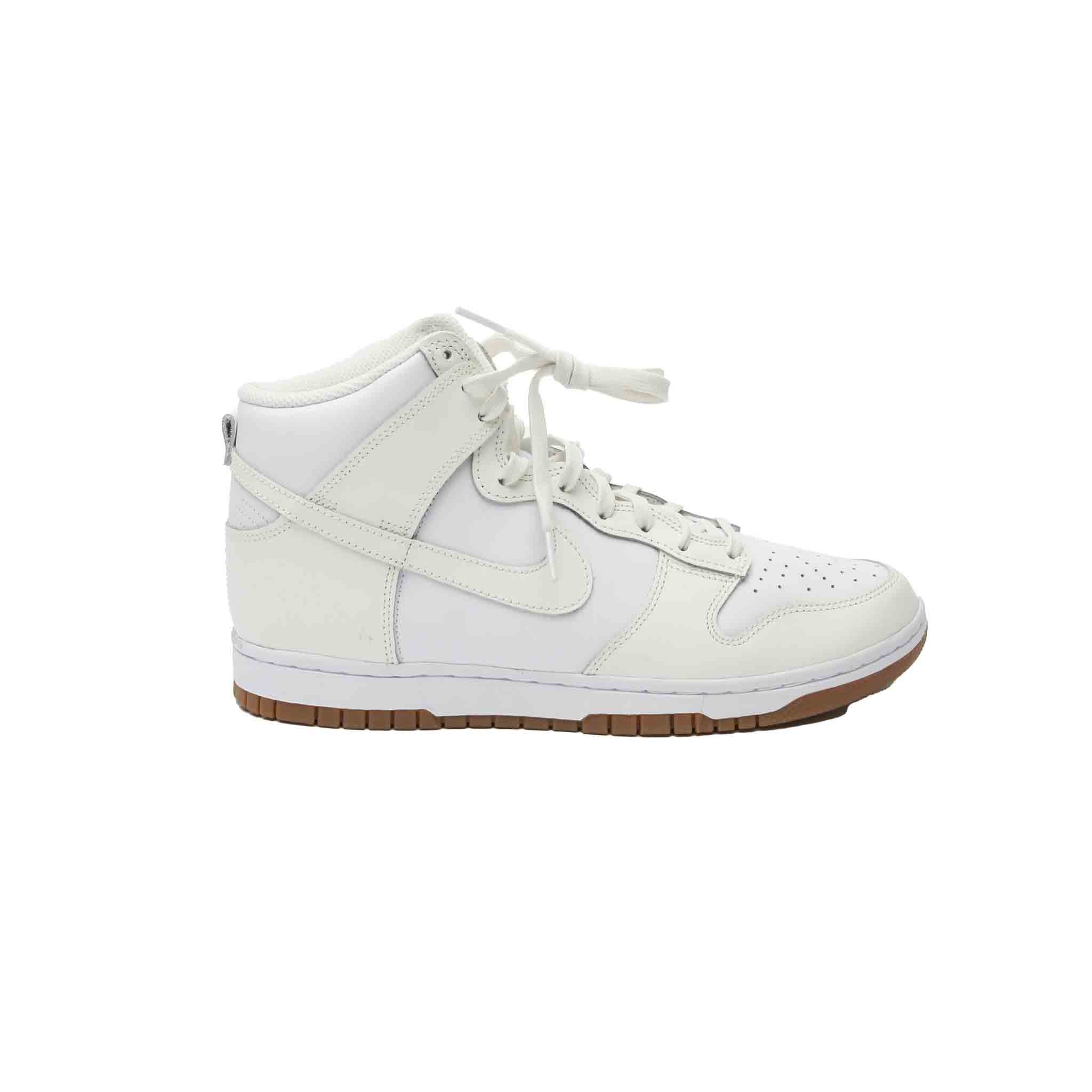 The Nike Dunk High is a stylish, high-performance sneaker that is perfect for casual wear. The white leather uppers and gum sole give this shoe a sleek, sophisticated look, while the rubber sole provides traction and durability. Whether paired with jeans or leggings, this sneaker is sure to become a go-to favourite for any woman.