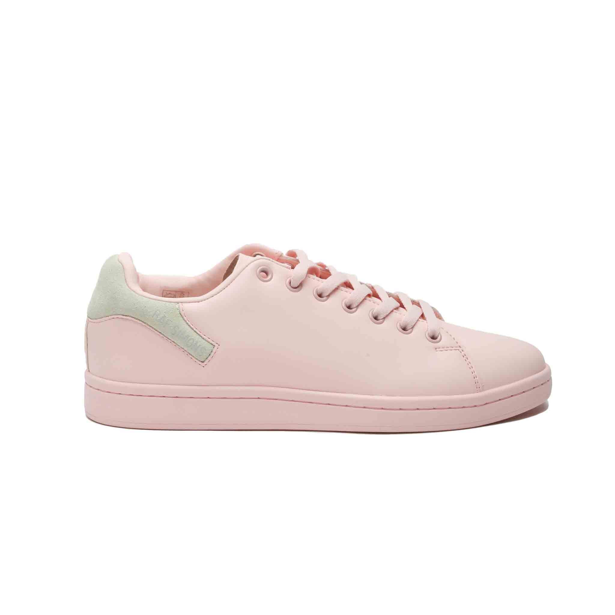 Orion trainers are modelled after classic tennis styles. Made from smooth faux leather and detailed with the brand's lettering across the contrasting heel padding and inner sole.   Product Info:  Laces Round toe Padded heel Small logo detailing Style Code: HR760001S 3119