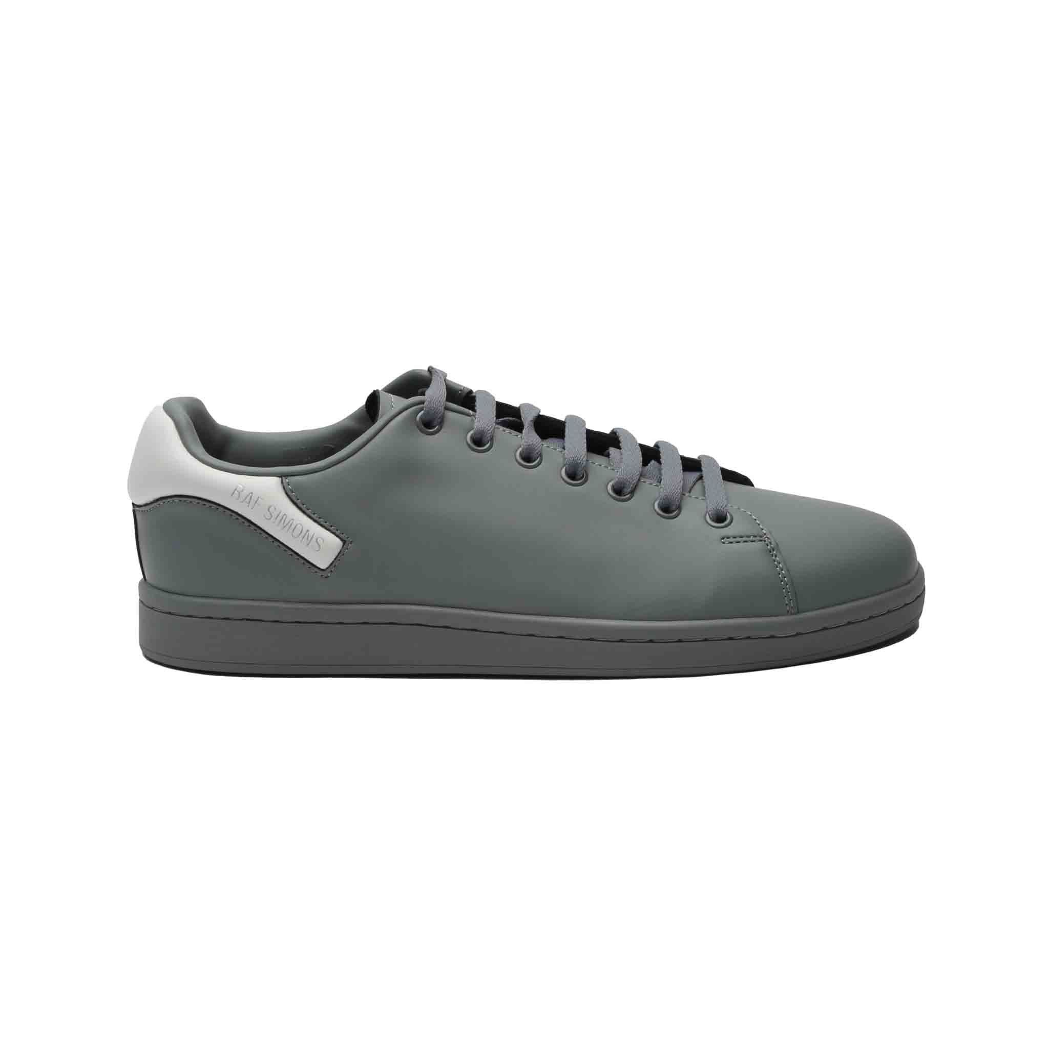 Orion trainers are modelled after classic tennis styles. Made from smooth faux leather and detailed with the brand's lettering across the contrasting heel padding and inner sole.   Product Info:  Laces Round toe Padded heel Small logo detailing Style Code: HR760001S 0320